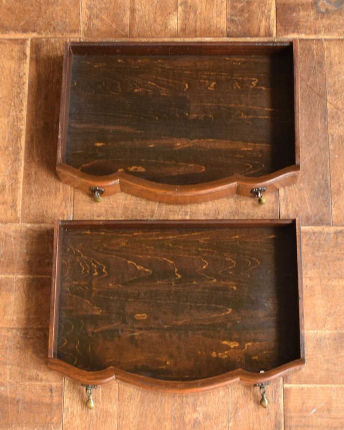 アンティークのチェスト　アンティーク家具　木目がとても美しいカップボード、英国輸入のアンティーク家具。キレイに修復したので、何を入れてもOK！もちろん引き出しの中も職人さんがキレイに直しました。(q-1122-f)