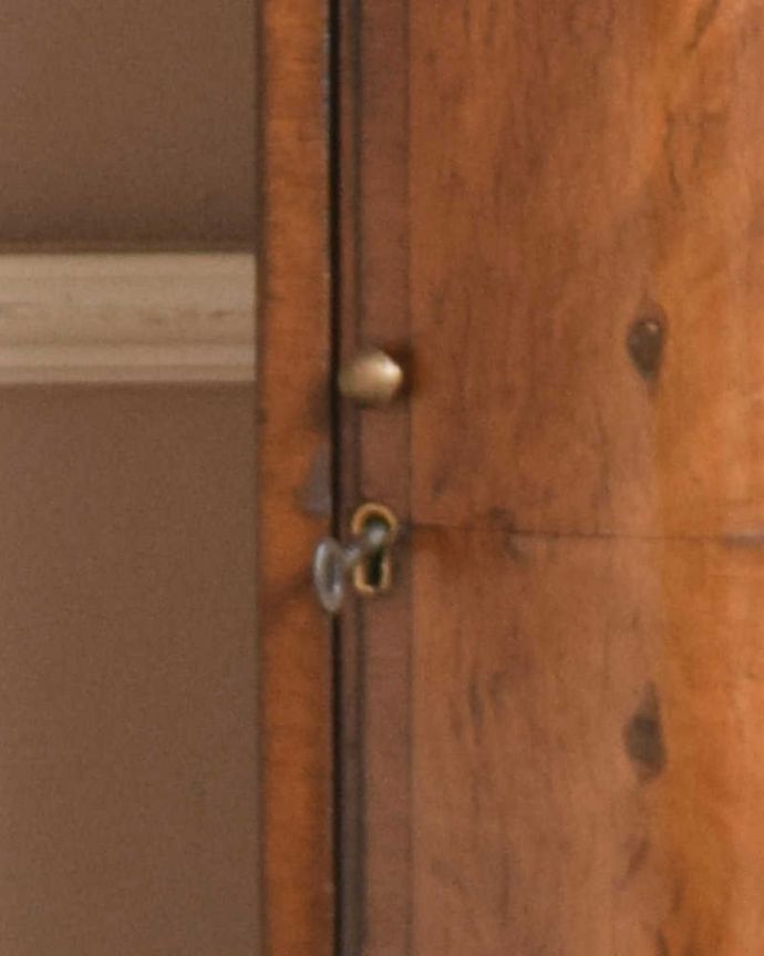 アンティークのチェスト　アンティーク家具　木目がとても美しいカップボード、英国輸入のアンティーク家具。開ける度にワクワク取っ手もアンティークらしいデザイン。(q-1122-f)