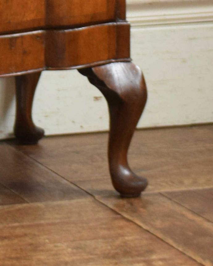 アンティークのチェスト　アンティーク家具　木目がとても美しいカップボード、英国輸入のアンティーク家具。女性１人でラクラク運べちゃうんですHandleのアンティークは、脚の裏にフェルトキーパーをお付けしています。(q-1122-f)