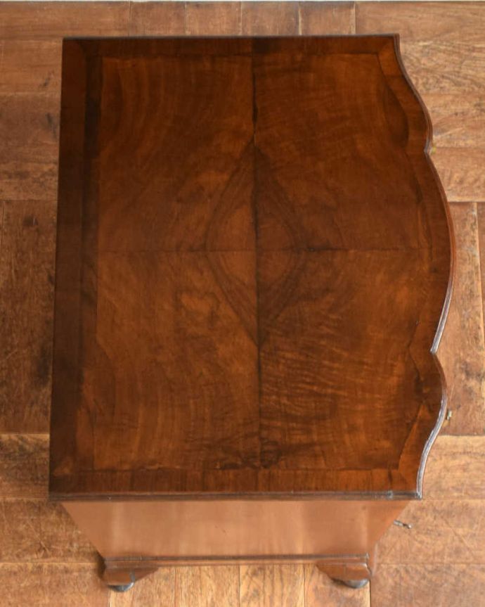 アンティークのチェスト　アンティーク家具　木目がとても美しいカップボード、英国輸入のアンティーク家具。天板にモノを置いても使えます。(q-1122-f)