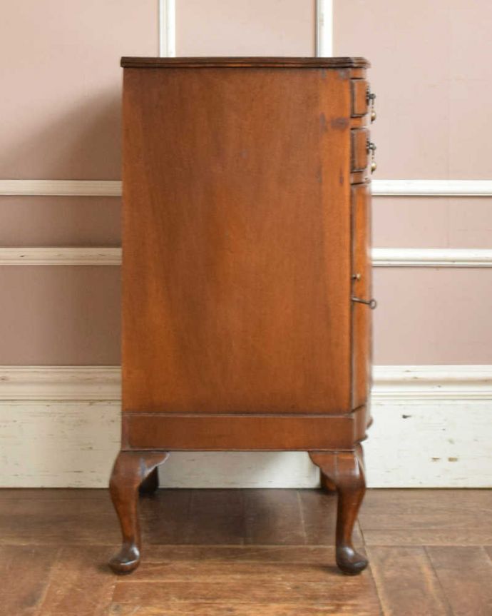 アンティークのチェスト　アンティーク家具　木目がとても美しいカップボード、英国輸入のアンティーク家具。横から見てもステキ横から見るとこんな感じ。(q-1122-f)