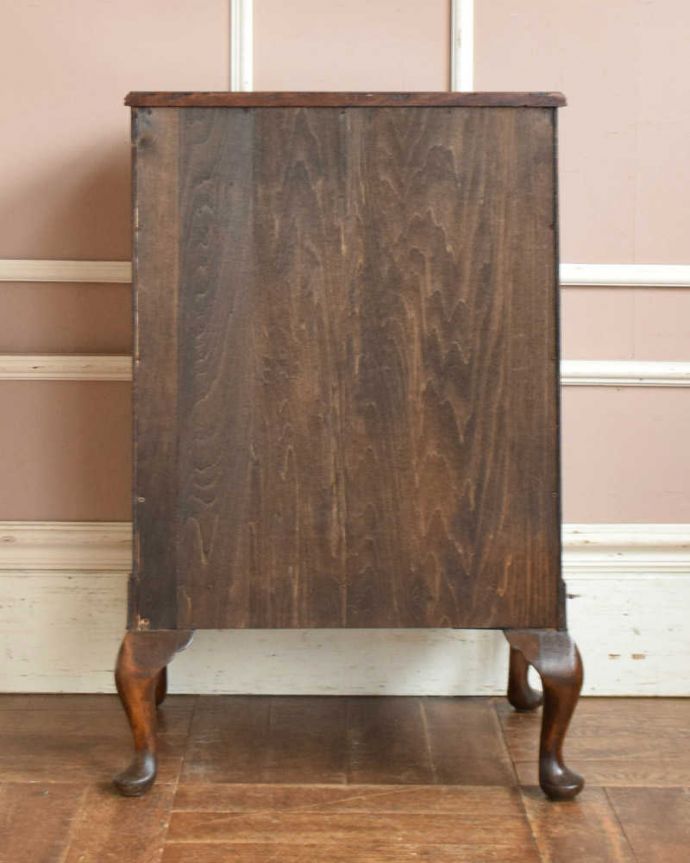 アンティークのチェスト　アンティーク家具　木目がとても美しいカップボード、英国輸入のアンティーク家具。メンテナンスしてあるので後姿もキレイ！アンティークは新品ではないので、もちろん経年変化によるキズはありますが、専門の職人がキレイにお直しをしているので、後ろ姿までキレイです。(q-1122-f)