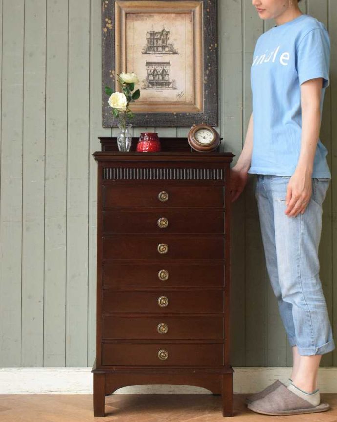 アンティークのチェスト　アンティーク家具　英国アンティーク家具、彫りがキレイで小物がたっぷり入る７段チェスト。大人の雰囲気漂う英国スタイルのチェスト。(q-1123-f)