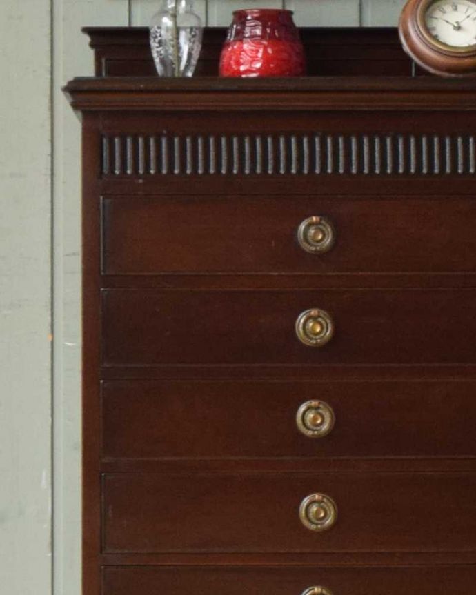 アンティークのチェスト　アンティーク家具　英国アンティーク家具、彫りがキレイで小物がたっぷり入る７段チェスト。スリムなので置く場所を選びません！ほんの少し置く場所があれば置けるスリムなサイズのチェスト。(q-1123-f)