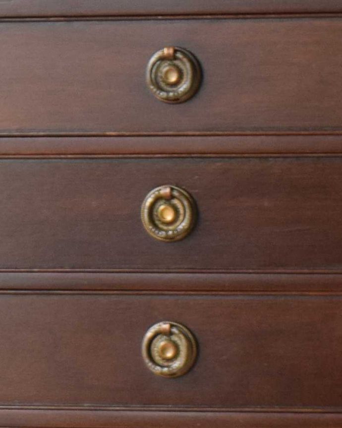 アンティークのチェスト　アンティーク家具　英国アンティーク家具、彫りがキレイで小物がたっぷり入る７段チェスト。取っ手もアンティークらしいデザインアンティーク家具の取っ手は、なんだか高級感があるんですよね。(q-1123-f)