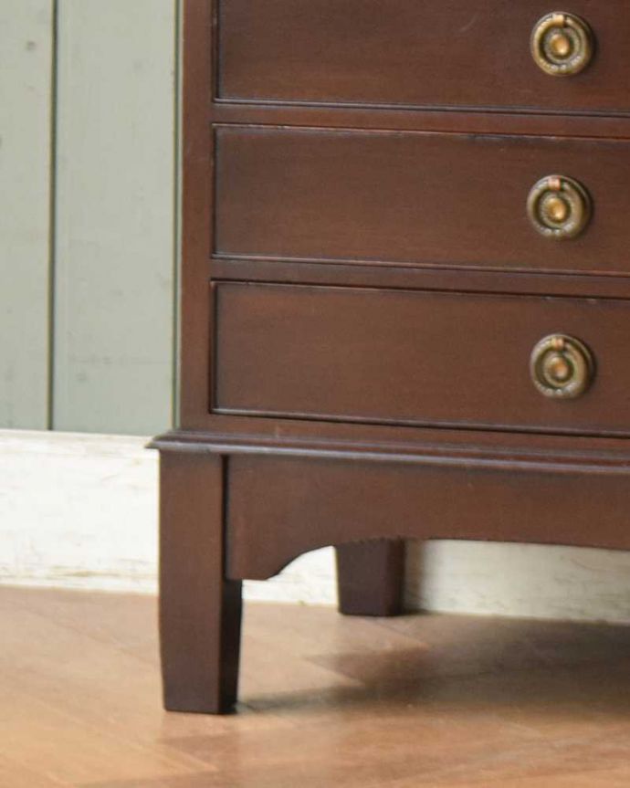 アンティークのチェスト　アンティーク家具　英国アンティーク家具、彫りがキレイで小物がたっぷり入る７段チェスト。女性1人でラクラク運べちゃう仕掛けHandleのアンティークは、脚の裏にフェルトキーパーをお付けしています。(q-1123-f)