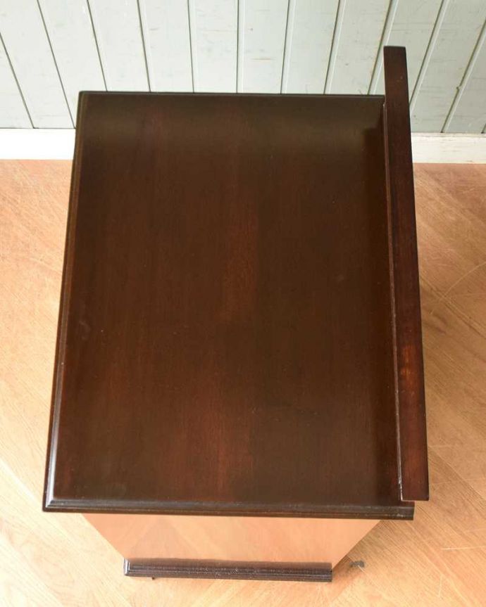 アンティークのチェスト　アンティーク家具　英国アンティーク家具、彫りがキレイで小物がたっぷり入る７段チェスト。上から見ると･･･天板はこんな感じです。(q-1123-f)