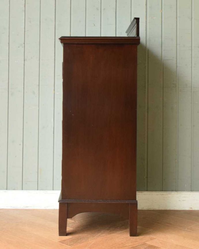 アンティークのチェスト　アンティーク家具　英国アンティーク家具、彫りがキレイで小物がたっぷり入る７段チェスト。横から見てもステキ横から見るとこんな感じ。(q-1123-f)