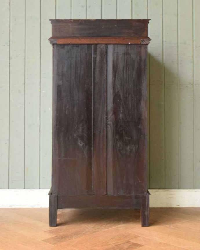 アンティークのチェスト　アンティーク家具　英国アンティーク家具、彫りがキレイで小物がたっぷり入る７段チェスト。アンティークは新品ではないので、もちろん経年変化によるキズはありますが、専門の職人が目立たないようキレイにお直しをしているので、後姿までキレイです。(q-1123-f)