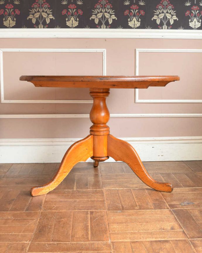 アンティークのテーブル アンティーク家具 トライポットの脚が決め手!大人可愛いオールドパインのラウンドテーブル。こちら側もキレイです!アンティークは新品ではないので、もちろん経年変化によるキズはありますが、専門の職人がきちんとお直しをしているので、180度どの角度もキレイです。(q-1125-f)