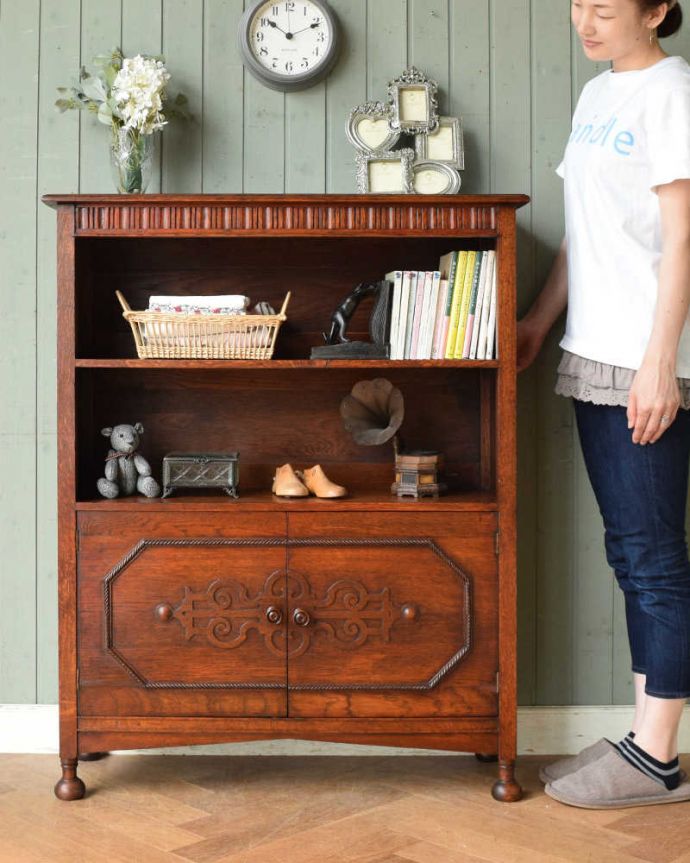 アンティークのキャビネット　アンティーク家具　英国のアンティーク家具、扉収納付きのブックシェルフ（本棚） 。ワクワク、楽しいディスプレイコーナーになります！本棚としてはもちろん、グラスや食器を並べて飾り棚としても素敵ですよ。(q-1126-f)