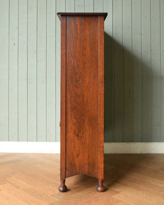 アンティークのキャビネット　アンティーク家具　英国のアンティーク家具、扉収納付きのブックシェルフ（本棚） 。横から見ても素敵なんですもちろん、横から見てもキレイに仕上がっているので、いろんな場所に置いて使って下さい。(q-1126-f)