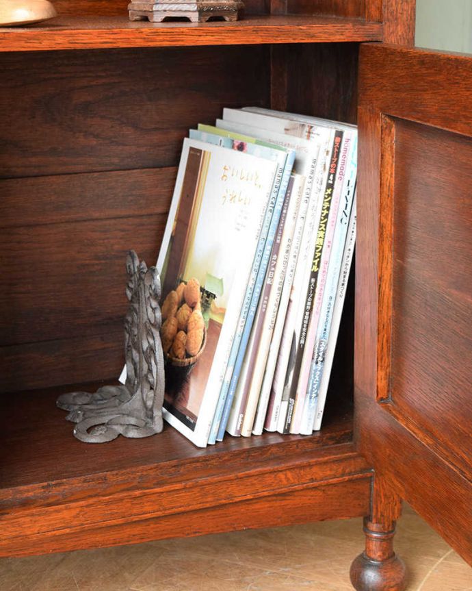 アンティークのキャビネット　アンティーク家具　英国のアンティーク家具、扉収納付きのブックシェルフ（本棚） 。A4サイズの雑誌も収納できる優等生雑誌まで収納できる高さ！本や雑誌もたっぷり収納出来ます。(q-1126-f)