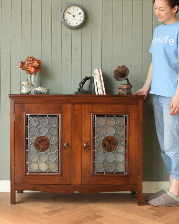 アンティークのキャビネット アンティーク家具 2羽の小鳥が可愛いステンドグラスの扉、英国輸入のアンティーク家具(ブックケース)。ガラス扉がステンドグラスのキャビネット扉の部分がステンドグラスになっているから、これ1台でキャビネットとステンドグラスが2つを一気に手に入れることが出来ちゃうんです。(q-1128-f)