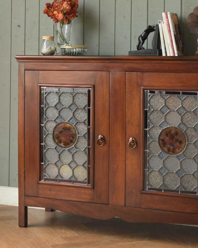 アンティークのキャビネット アンティーク家具 2羽の小鳥が可愛いステンドグラスの扉、英国輸入のアンティーク家具(ブックケース)。ステンドグラスの模様をまずは楽しんでみましょう現代のように機械が発達していない中で作られたステンドグラス。(q-1128-f)