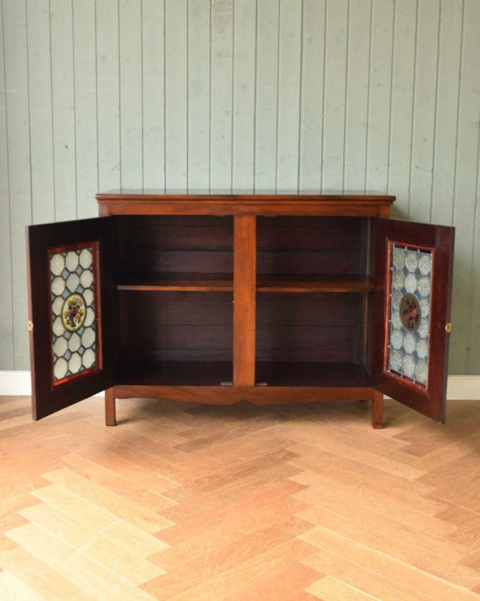 アンティークのキャビネット アンティーク家具 2羽の小鳥が可愛いステンドグラスの扉、英国輸入のアンティーク家具(ブックケース)。扉を開けた内側はこんな感じですキャビネットの中も職人さんがキレイに仕上げたので、いろんなものを入れて楽しんで下さい。(q-1128-f)