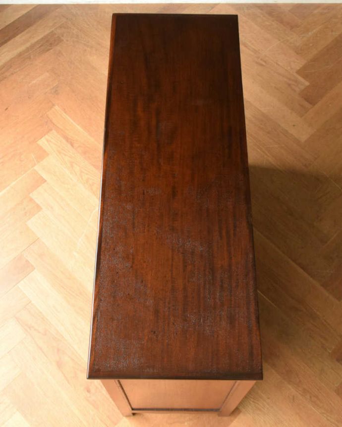 アンティークのキャビネット アンティーク家具 2羽の小鳥が可愛いステンドグラスの扉、英国輸入のアンティーク家具(ブックケース)。天板部分もキレイに仕上げました。(q-1128-f)