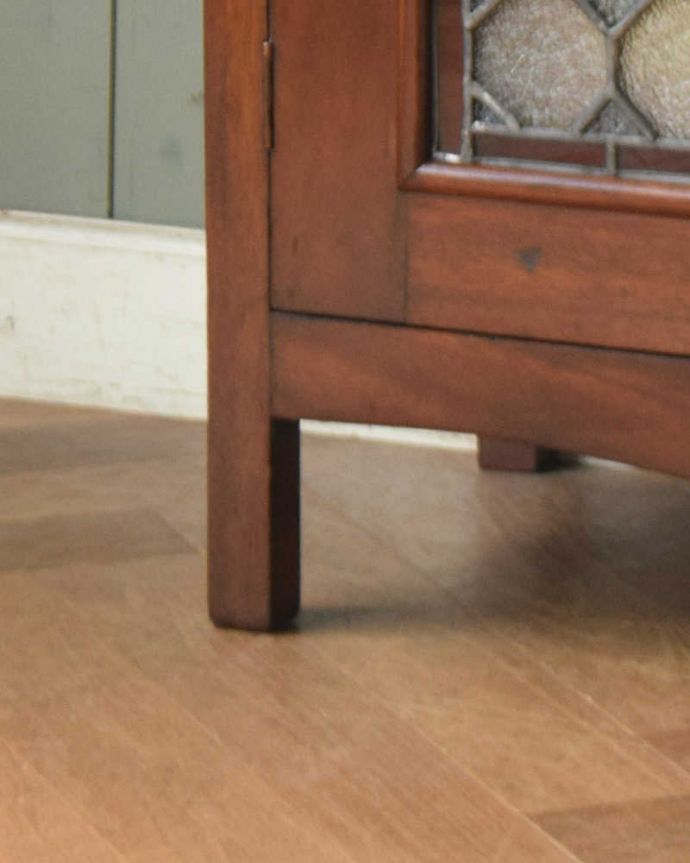 アンティークのキャビネット アンティーク家具 2羽の小鳥が可愛いステンドグラスの扉、英国輸入のアンティーク家具(ブックケース)。女性1人でもラクに運べちゃうヒミツHandleのアンティークは、脚の裏にフェルトキーパーをお付けしているので、床を滑らせれば女性でも移動がカンタンに出来ます!ご安心下さい。(q-1128-f)