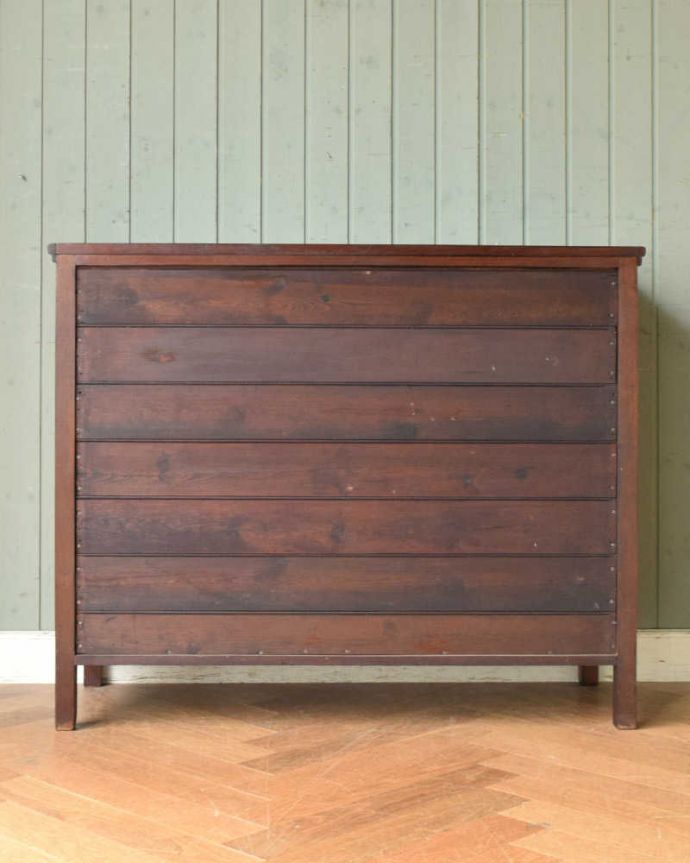 アンティークのキャビネット アンティーク家具 2羽の小鳥が可愛いステンドグラスの扉、英国輸入のアンティーク家具(ブックケース)。キレイに修復しました!アンティークは新品ではないので、経年変化によるキズはありますが、専門の職人がキレイにお直しをしているので、後姿までキレイです。(q-1128-f)