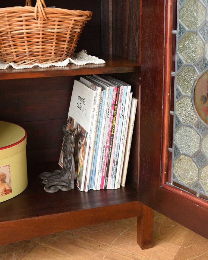 アンティークのキャビネット アンティーク家具 2羽の小鳥が可愛いステンドグラスの扉、英国輸入のアンティーク家具(ブックケース)。A4サイズの雑誌も収納できる優等生雑誌まで収納できる大きさが嬉しい!本はもちろん、いろんなものを収納して使って下さい。(q-1128-f)