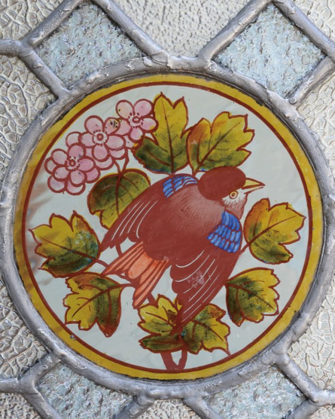 アンティークのキャビネット アンティーク家具 2羽の小鳥が可愛いステンドグラスの扉、英国輸入のアンティーク家具(ブックケース)。左側にはオスの青い鳥羽を広げたお酢の青い鳥が木に描かれています。(q-1128-f)