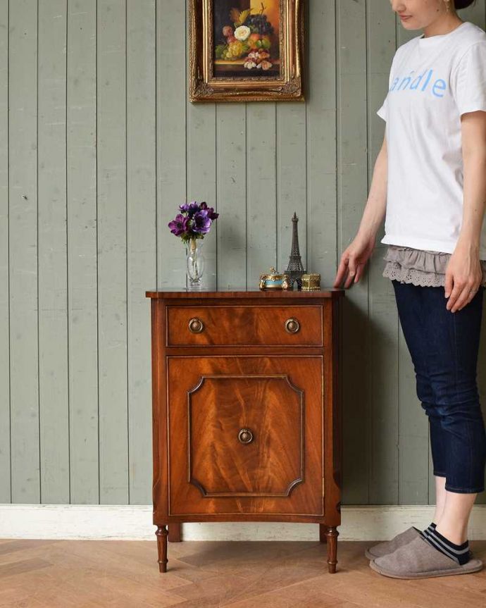 アンティークのキャビネット　アンティーク家具　マホガニー材で造られたベッドサイドキャビネット、アンティーク英国家具。引き出しと扉が両方ある便利な家具細々とした収納が出来る引き出しと、扉収納が両方ある実用的に使えるアンティーク家具。(q-1129-f)