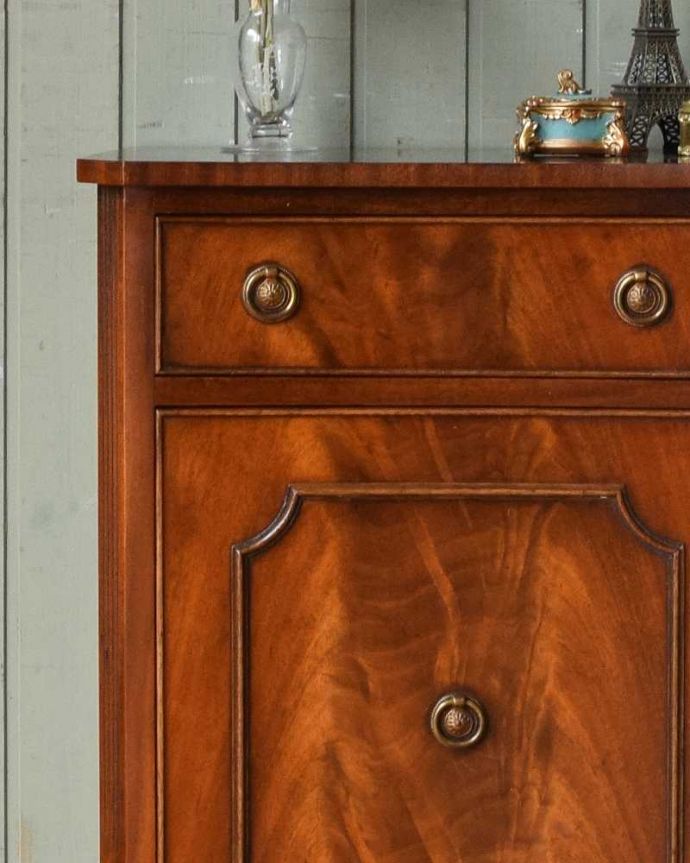 アンティークのキャビネット　アンティーク家具　マホガニー材で造られたベッドサイドキャビネット、アンティーク英国家具。見ているだけでうっとり･･･アンティークの木目の美しさ落ち着きがあって優しい印象を与えてくれる木目の美しさ。(q-1129-f)