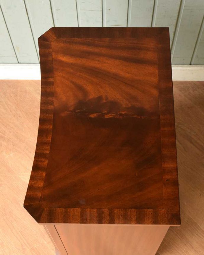 アンティークのキャビネット　アンティーク家具　マホガニー材で造られたベッドサイドキャビネット、アンティーク英国家具。天板にモノを置いても使えます。(q-1129-f)