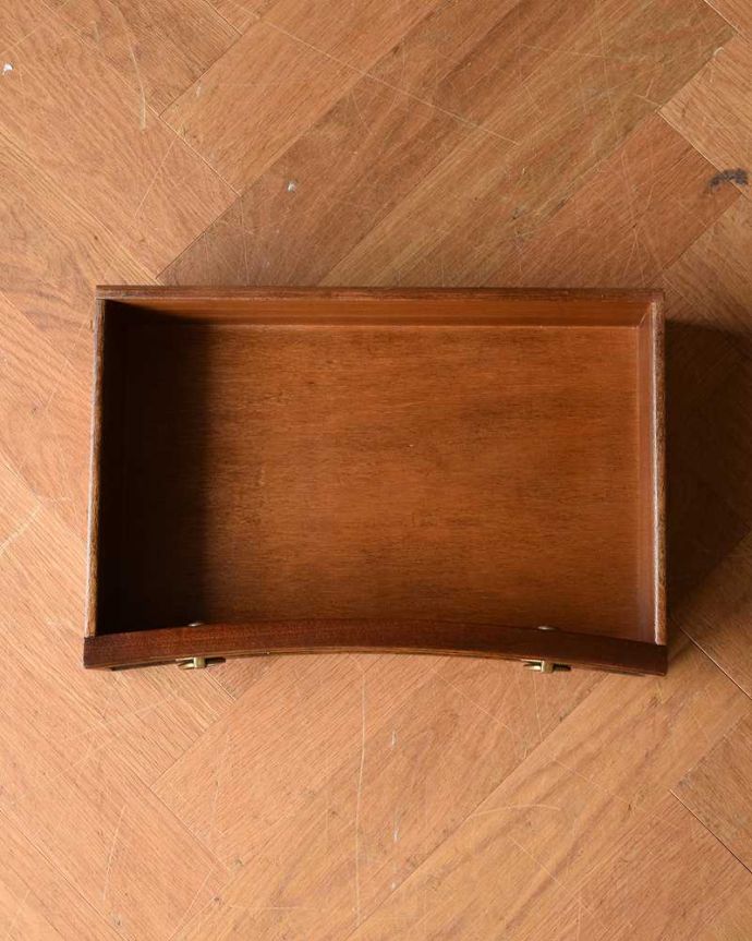 アンティークのキャビネット　アンティーク家具　マホガニー材で造られたベッドサイドキャビネット、アンティーク英国家具。キレイに修復したので、何を入れてもOK！もちろん引き出しの中も職人がキレイに修復しました。(q-1129-f)