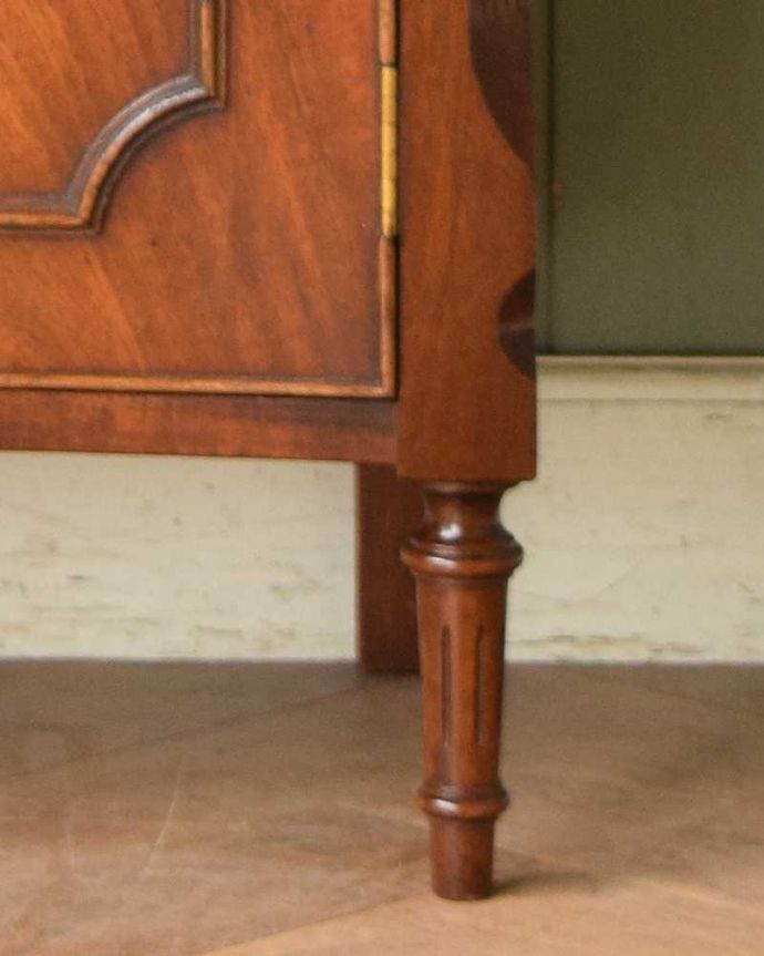 アンティークのキャビネット　アンティーク家具　マホガニー材で造られたベッドサイドキャビネット、アンティーク英国家具。女性１人でラクラク運べちゃうんですHandleのアンティークは、脚の裏にフェルトキーパーをお付けしています。(q-1129-f)