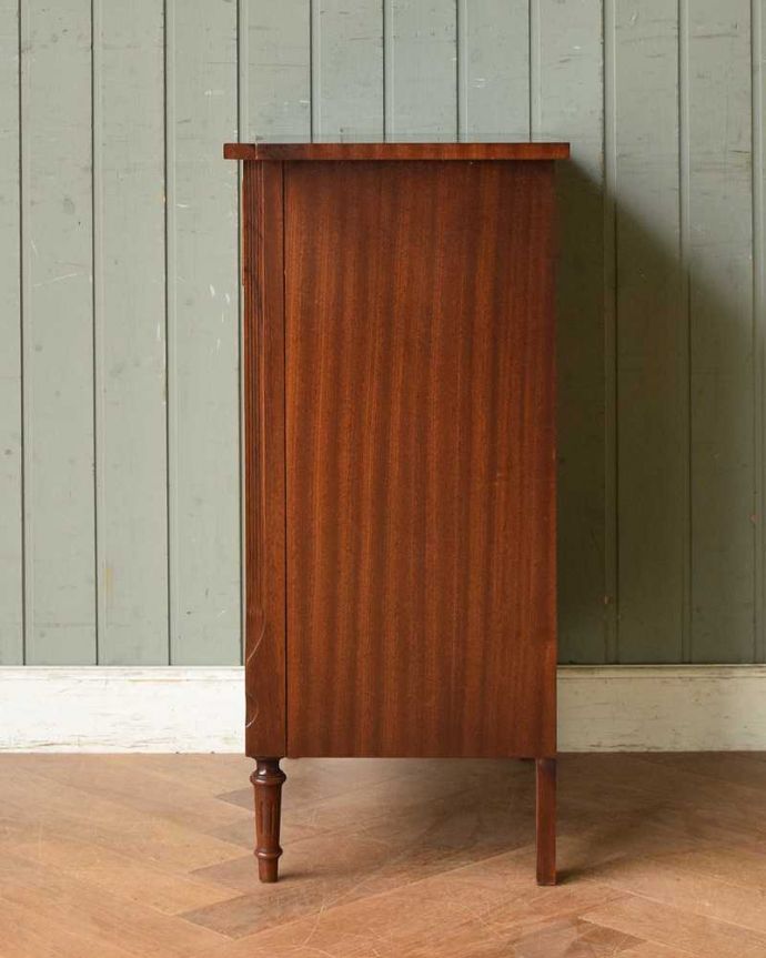 アンティークのキャビネット　アンティーク家具　マホガニー材で造られたベッドサイドキャビネット、アンティーク英国家具。横から見てもステキなんです。(q-1129-f)