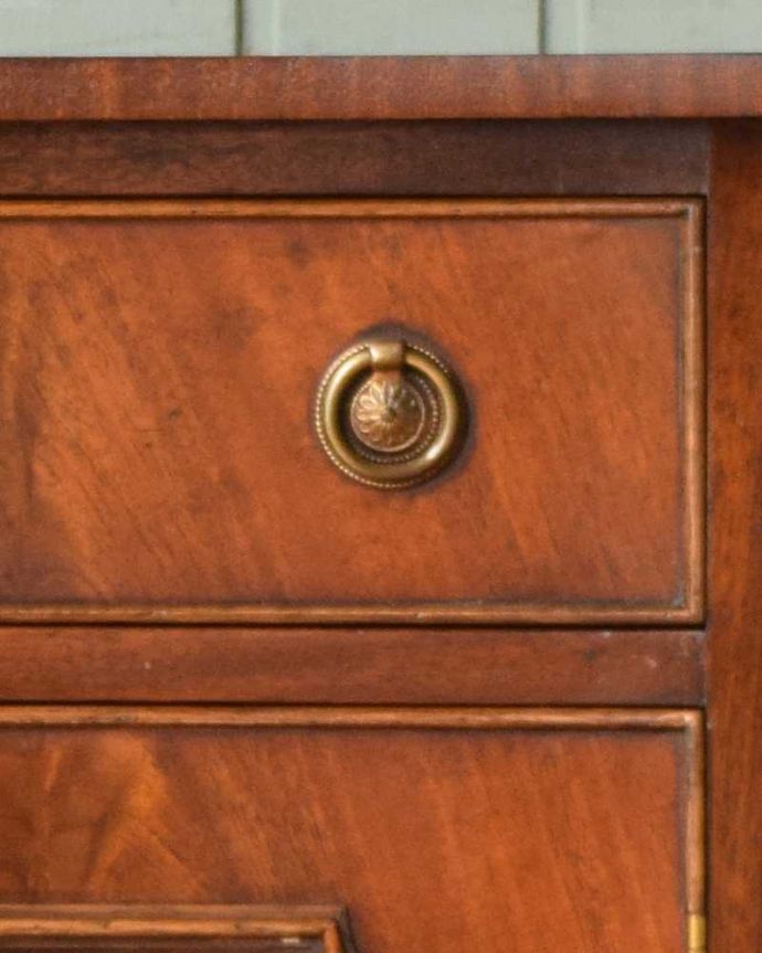 アンティークのキャビネット　アンティーク家具　マホガニー材で造られたベッドサイドキャビネット、アンティーク英国家具。引き出しの取っ手もステキ。(q-1129-f)