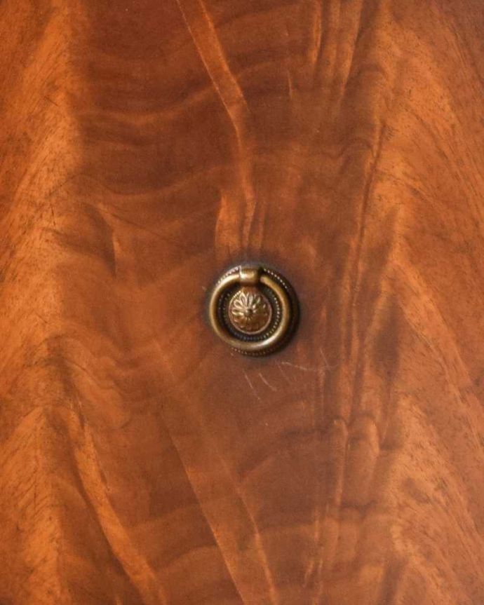 アンティークのキャビネット　アンティーク家具　マホガニー材で造られたベッドサイドキャビネット、アンティーク英国家具。開ける度にワクワク取っ手もアンティークらしいデザイン。(q-1129-f)