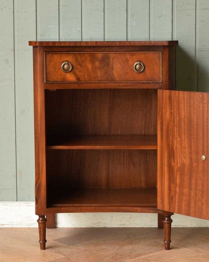アンティークのキャビネット　アンティーク家具　マホガニー材で造られたベッドサイドキャビネット、アンティーク英国家具。扉を開けると、こんな感じもともとカップボードとして使われていた家具。(q-1129-f)