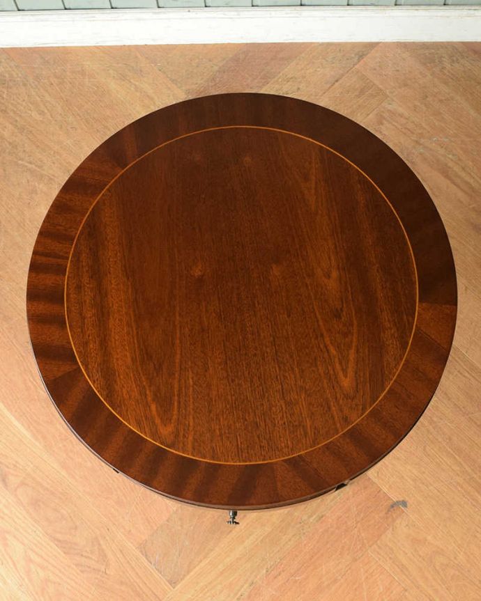 アンティークのテーブル　アンティーク家具　英国アンティークの家具、引き出し付きのテーブル（ドラムテーブル）。上から見た天板の表情も美しい…天板を上から見ると、こんな感じです。(q-1130-f)