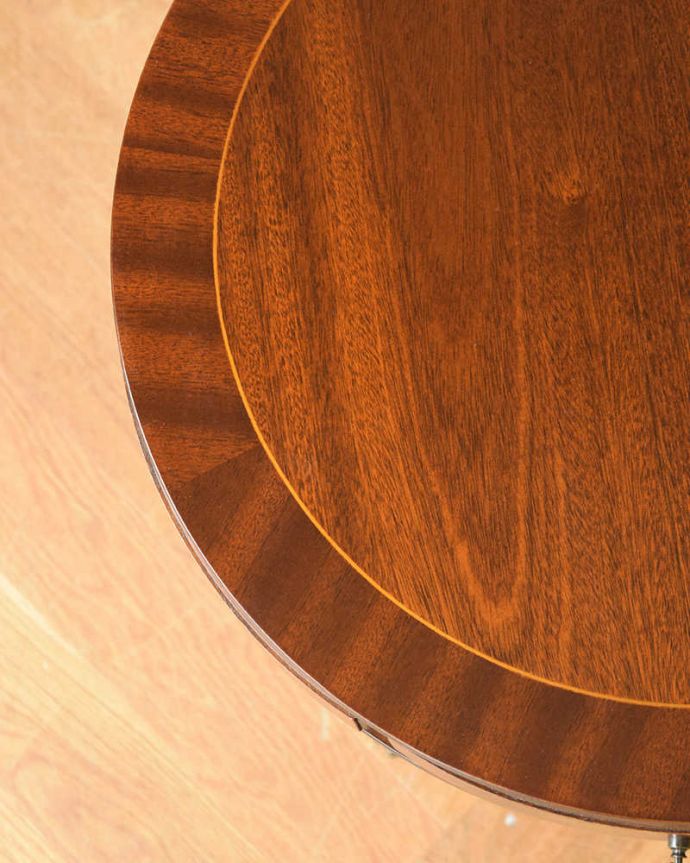 アンティークのテーブル　アンティーク家具　英国アンティークの家具、引き出し付きのテーブル（ドラムテーブル）。高級感あふれる象嵌アンティークらしいこだわったデザイン。(q-1130-f)