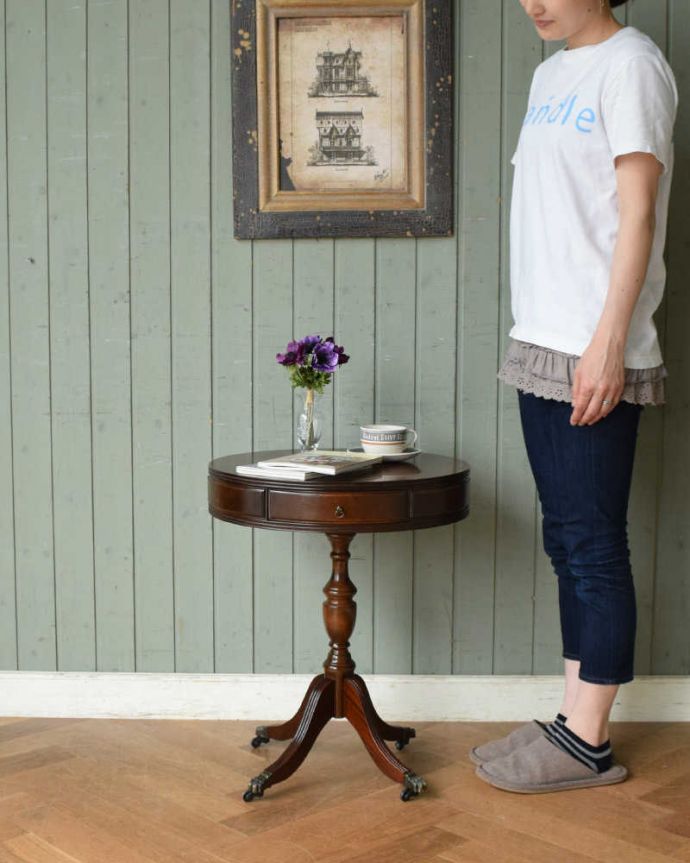 アンティークのテーブル　アンティーク家具　英国アンティークの家具、引き出し付きのテーブル（ドラムテーブル）。どんな場所でも便利に使える小さなテーブルそもそも「便利に使える」と言う名前のオケージョナルテーブル。(q-1130-f)