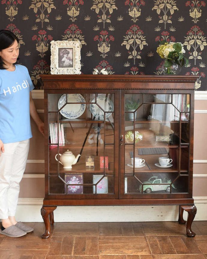 アンティークのキャビネット アンティーク家具 アンティーク英国家具のガラスキャビネット、こげ茶色のブックケース(本棚)。オリエンタルな大人の雰囲気漂うシノワズリシルクロードからヨーロッパに伝わったデザインのキャビネットは、置くだけでワンランク上の洗練されたお部屋を演出してくれます。(q-1132-f)