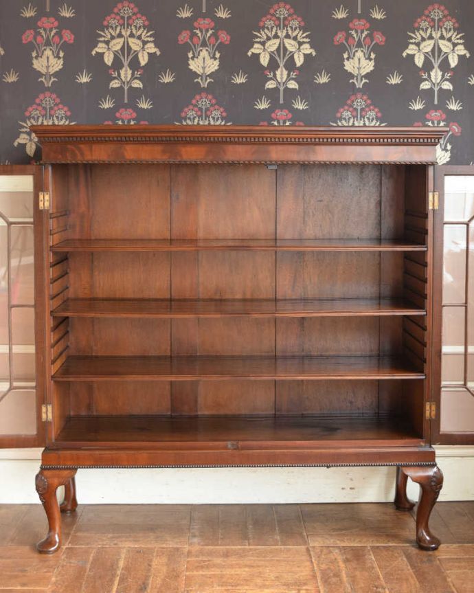 アンティークのキャビネット アンティーク家具 アンティーク英国家具のガラスキャビネット、こげ茶色のブックケース(本棚)。扉の中はこんな感じ。(q-1132-f)