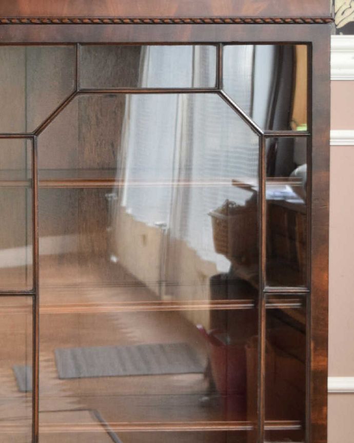 アンティークのキャビネット アンティーク家具 アンティーク英国家具のガラスキャビネット、こげ茶色のブックケース(本棚)。直線で描かれたガラス面のデザイン。(q-1132-f)