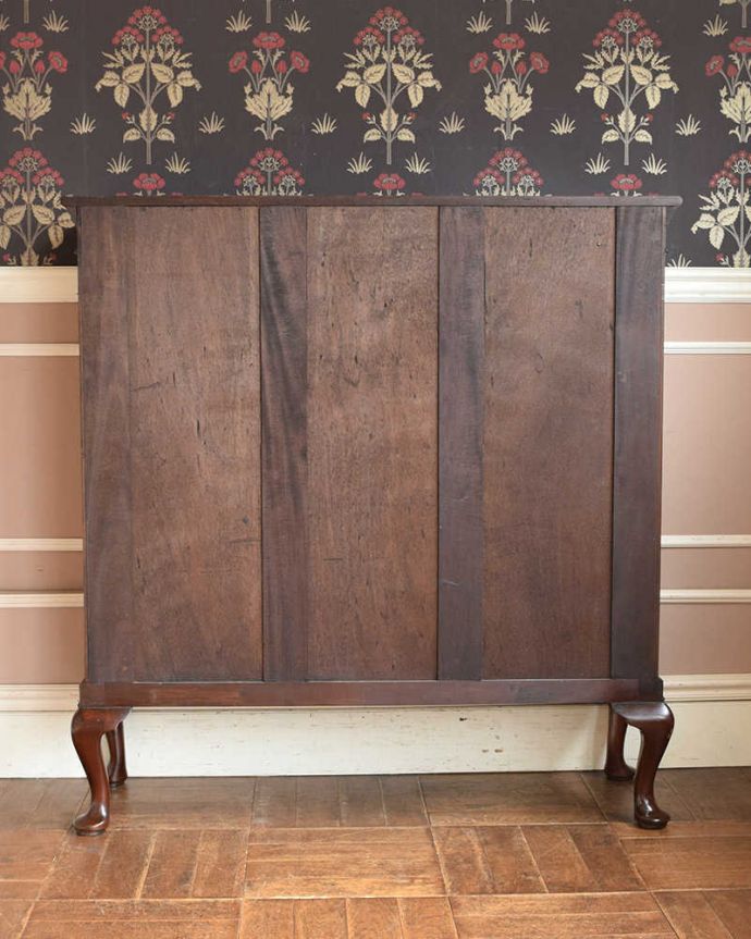 アンティークのキャビネット アンティーク家具 アンティーク英国家具のガラスキャビネット、こげ茶色のブックケース(本棚)。キレイに修復しました!アンティークは新品ではないので、経年変化によるキズはありますが、専門の職人がキレイにお直しをしているので、後姿までキレイです。(q-1132-f)