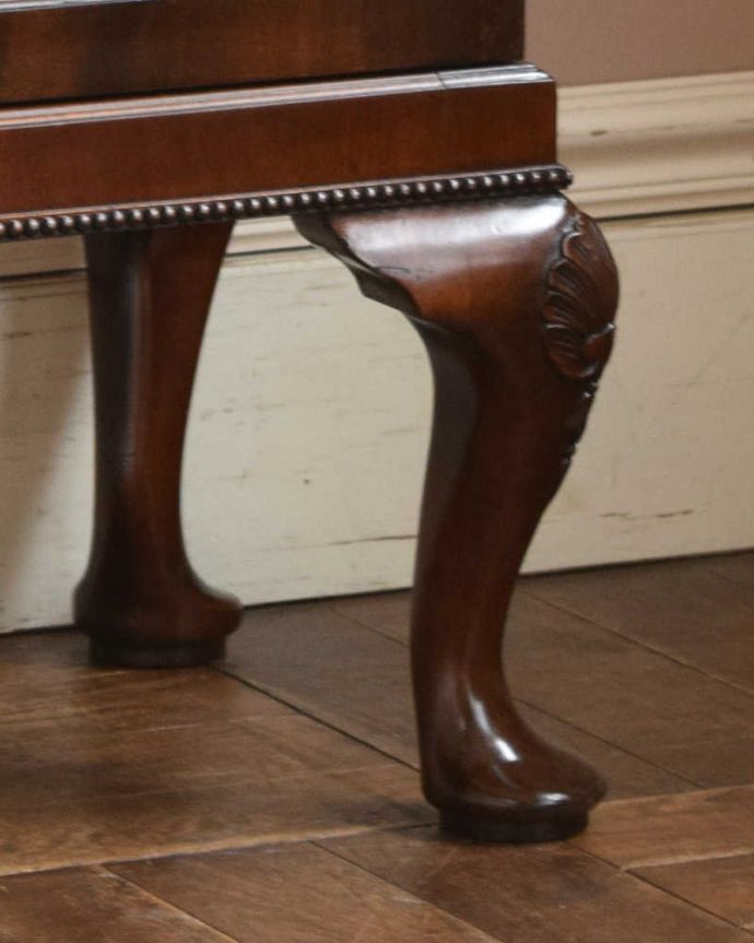 アンティークのキャビネット アンティーク家具 アンティーク英国家具のガラスキャビネット、こげ茶色のブックケース(本棚)。女性1人でラクラ運べちゃうんですHandleのアンティークは、脚の裏にフェルトキーパーをお付けしています。(q-1132-f)