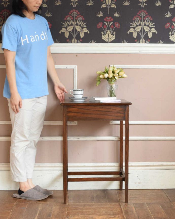 アンティークのテーブル　アンティーク家具　英国輸入のシンプルなアンティーク家具、引き出し付きのオケージョナルテーブル。ジャマにならずどこでも使える小さなテーブルどんな場所にも気軽に運べて便利に使えるオケージョナルテーブルは1つあれば便利に使える家具です。(q-1133-f)