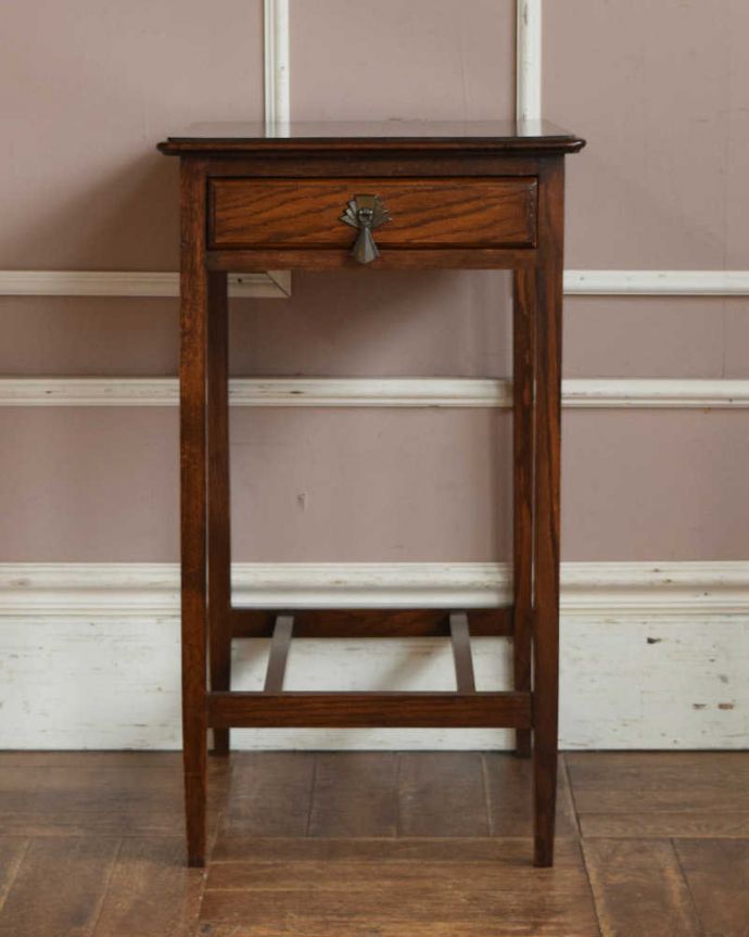 アンティークのテーブル　アンティーク家具　英国輸入のシンプルなアンティーク家具、引き出し付きのオケージョナルテーブル。クルッと回転。(q-1133-f)