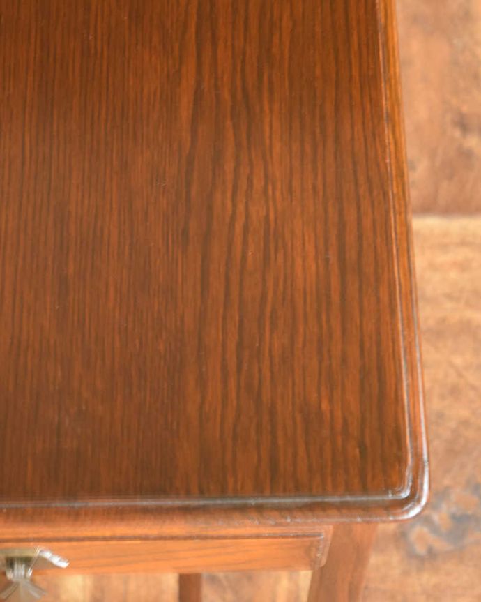 アンティークのテーブル　アンティーク家具　英国輸入のシンプルなアンティーク家具、引き出し付きのオケージョナルテーブル。いろいろ便利に使えます。(q-1133-f)