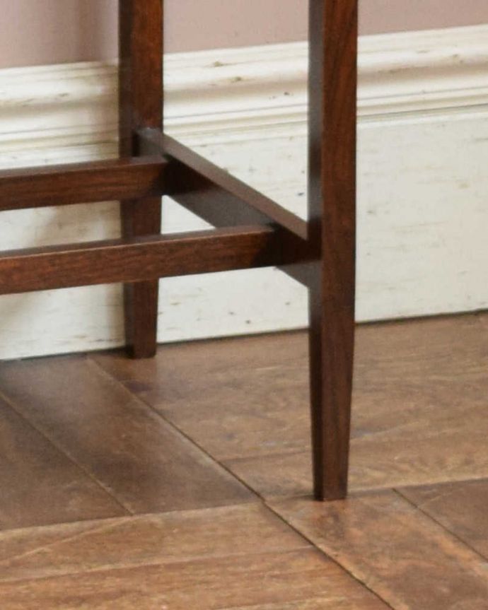 アンティークのテーブル　アンティーク家具　英国輸入のシンプルなアンティーク家具、引き出し付きのオケージョナルテーブル。持ち上げなくても大丈夫！Handleのアンティークは、脚の裏にフェルトキーパーをお付けしています。(q-1133-f)