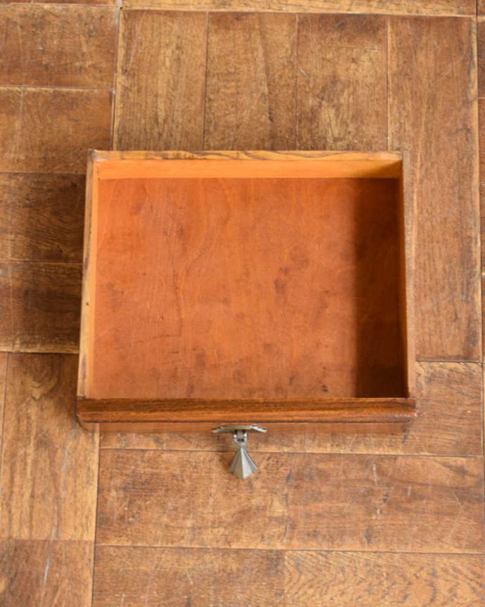 アンティークのテーブル　アンティーク家具　英国輸入のシンプルなアンティーク家具、引き出し付きのオケージョナルテーブル。引き出しの中もキレイです引き出しが付いているので、とっても便利。(q-1133-f)