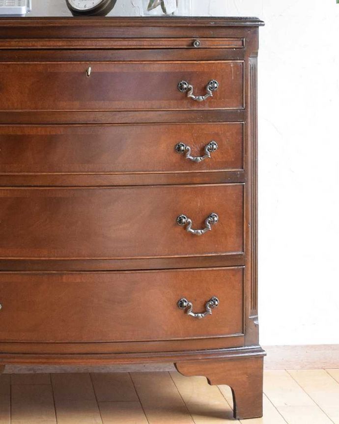 アンティークのチェスト　アンティーク家具　トレー付きのチェストオブドロワーズ、たっぷり収納できるアンティーク英国家具。「見せる収納」は、置く場所を選びませんチェストと言っても見た目が素敵なので、お部屋の中で一番目立つ場所に置いて使ってみて下さい。(q-1135-f)