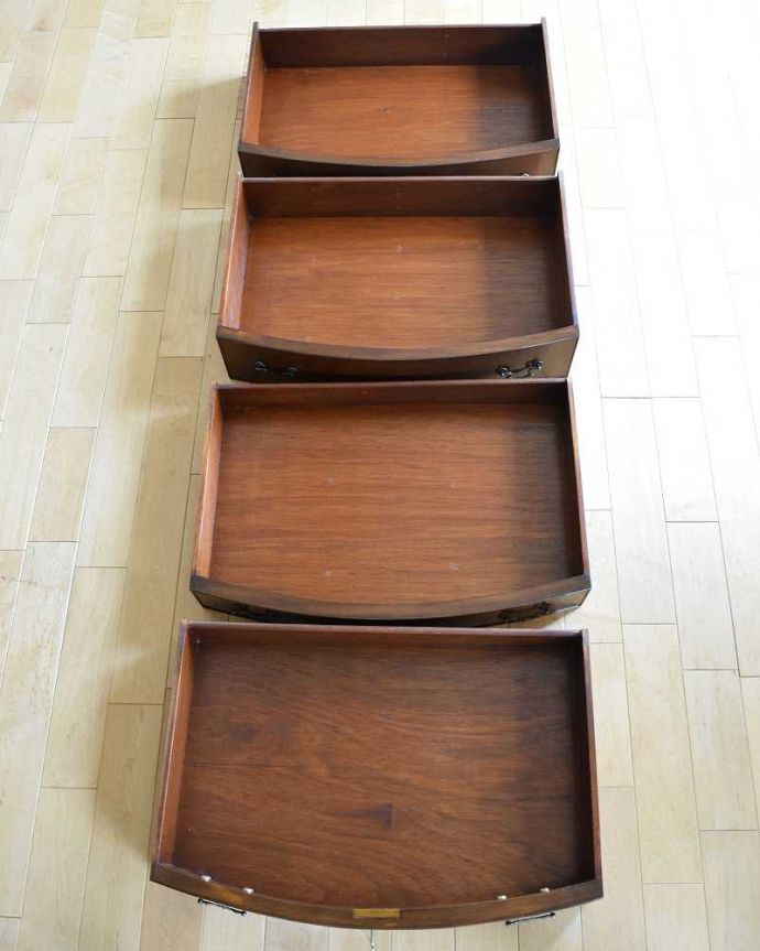 アンティークのチェスト　アンティーク家具　トレー付きのチェストオブドロワーズ、たっぷり収納できるアンティーク英国家具。キレイに修復したので、何を入れてもOK！もちろん引き出しの中も職人さんがキレイに修復したので、お洋服はもちろん、いろんなものを収納して実用的に使って下さい。(q-1135-f)