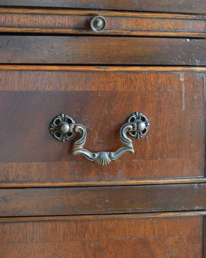 アンティークのチェスト　アンティーク家具　トレー付きのチェストオブドロワーズ、たっぷり収納できるアンティーク英国家具。取っ手もアンティークらしいデザインアンティーク家具は、取っ手のようなパーツも、なんだか高級感があるんですよね。(q-1135-f)